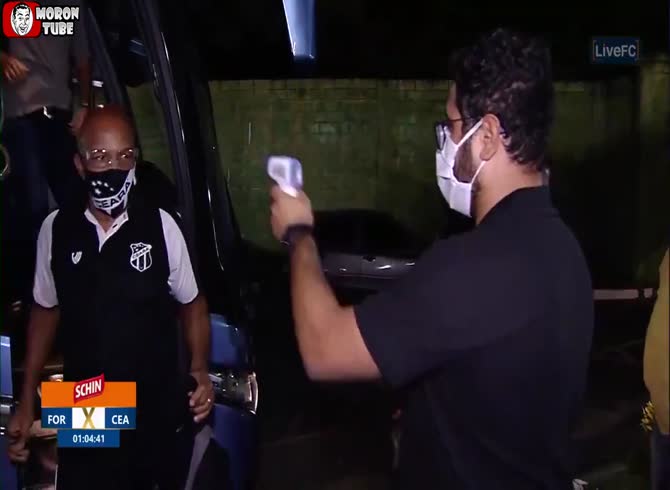 Video :He conflates taking a temperature with robbery while holding his hands in the air (Brazil)